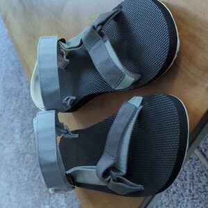 TEVA hurricane sandals NEW 11